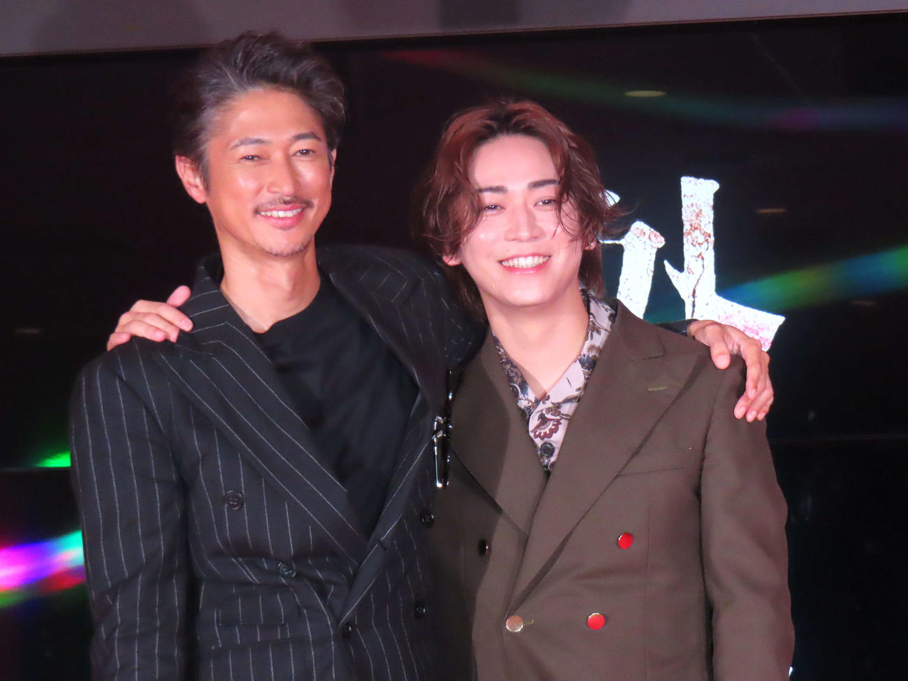 「DMM TVまつり」に登壇した窪塚洋介（左）とKAT－TUN亀梨和也