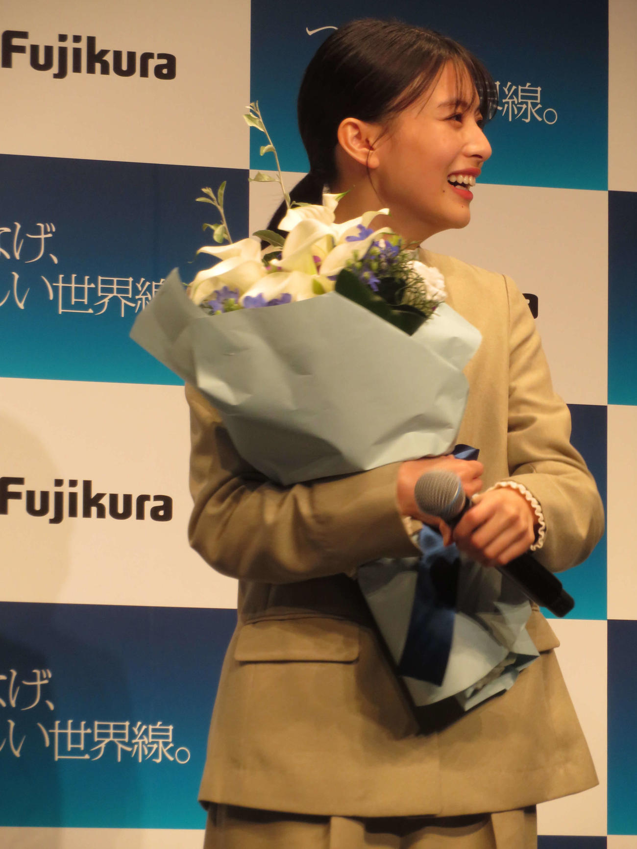 「つなげ、新しい世界線。フジクラ新CM発表会」にでサプライズで祝福された出口夏希