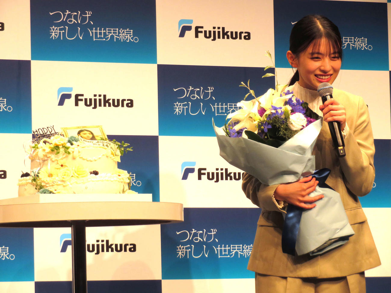 「つなげ、新しい世界線。フジクラ新CM発表会」でサプライズで祝福された出口夏希