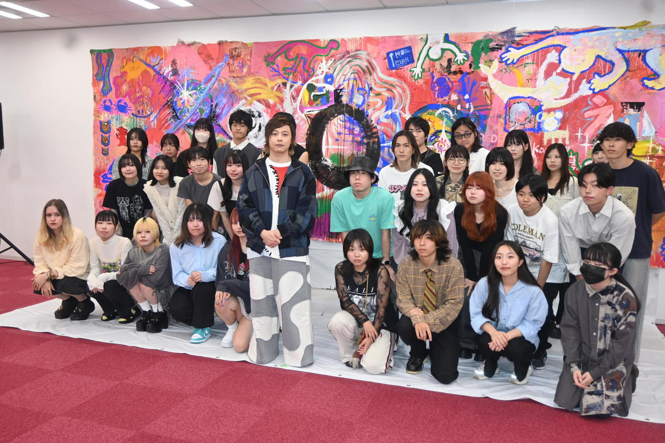大阪市内で行われた大阪芸大とのコラボイベントに参加した堂本剛（中央）（撮影・松浦隆司）