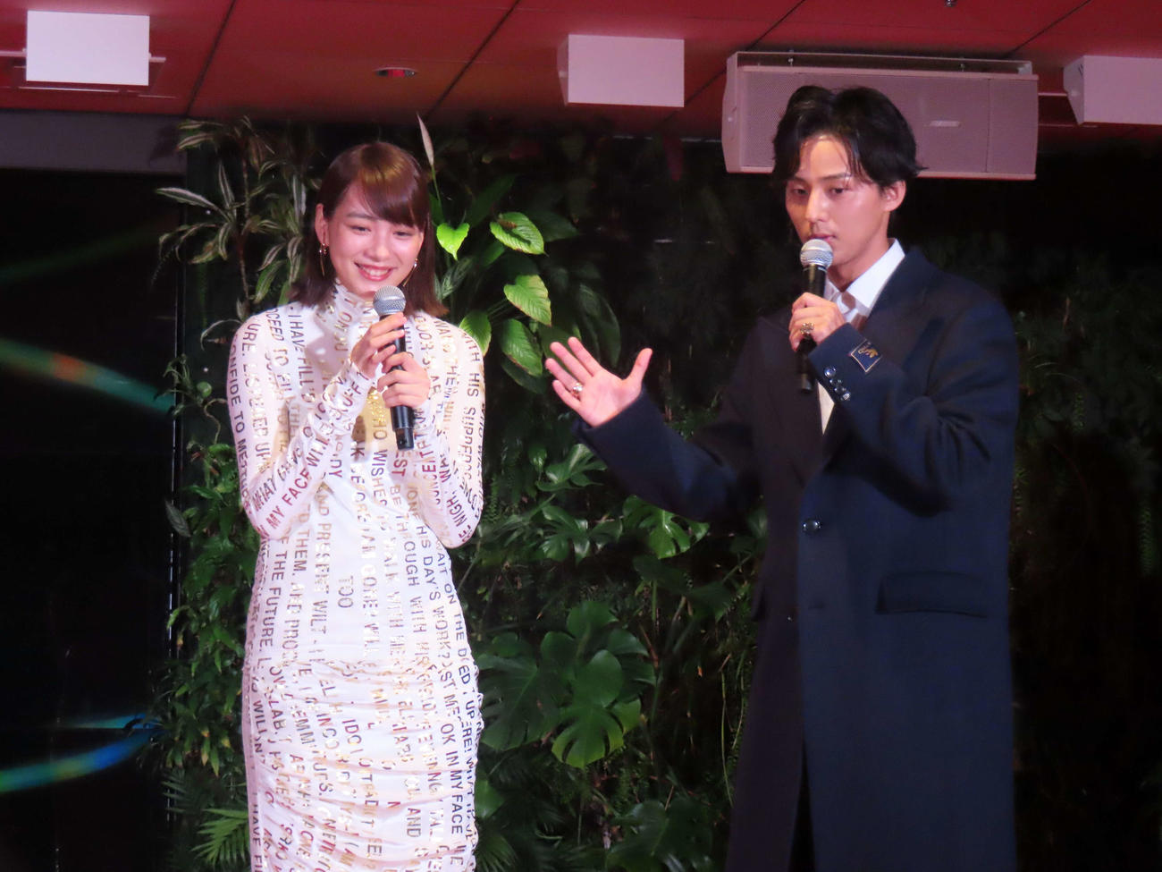 「DMM TVまつり」に登壇したのん（左）とKis－My－Ft2藤ケ谷太輔