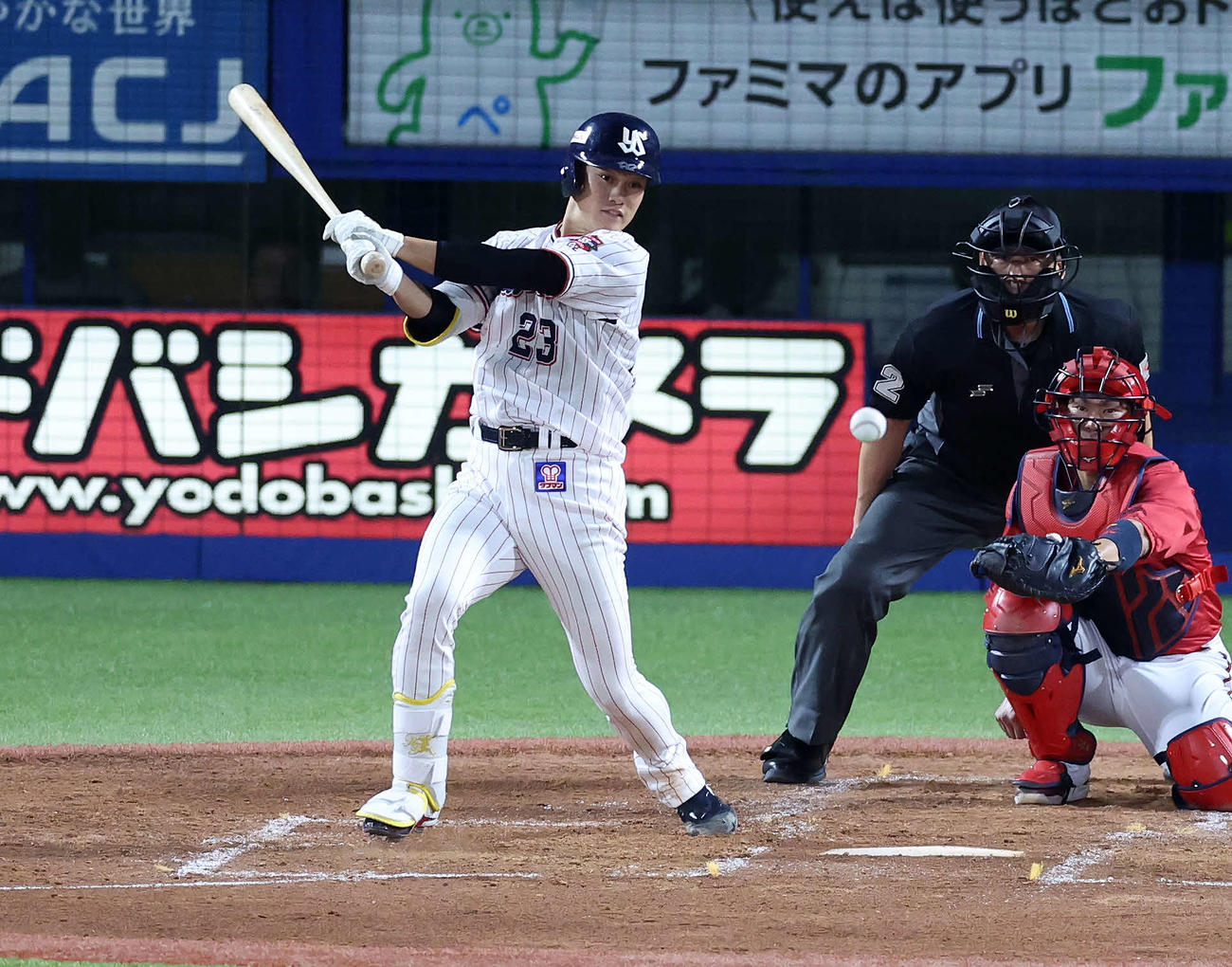 ヤクルト対広島　2回裏ヤクルト2死、高橋は中前打を放つ（撮影・鈴木正人）