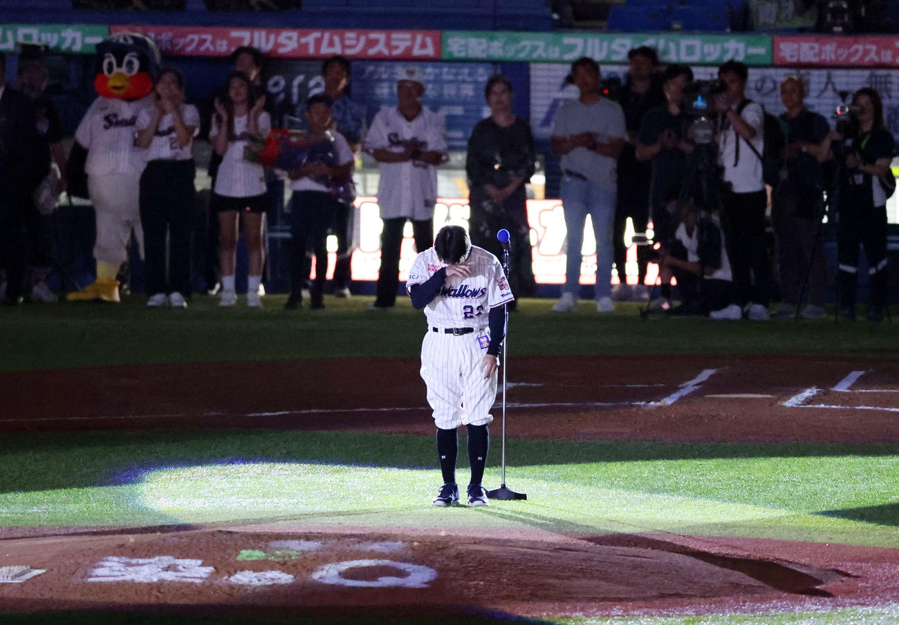 ヤクルト対広島　イチロー氏からのメッセージに涙ぐむヤクルト青木（撮影・鈴木正人）