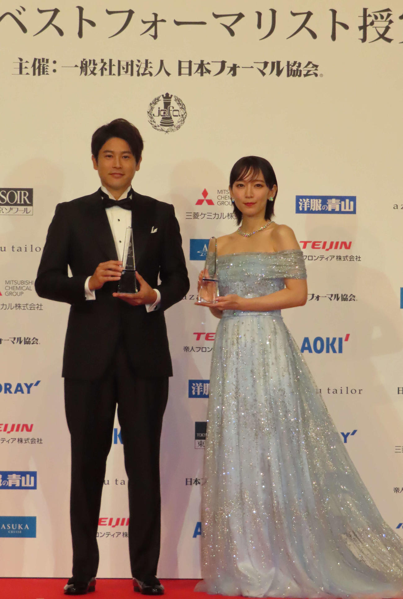 ベストフォーマリスト授賞式に出席した吉岡里帆、内田篤人さん