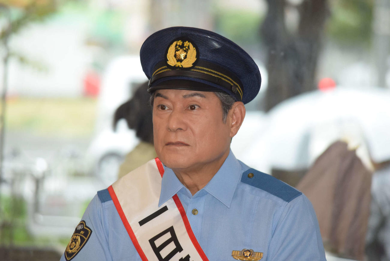 大阪府警天王寺署の1日警察署著を務めた松平健（撮影・阪口孝志）