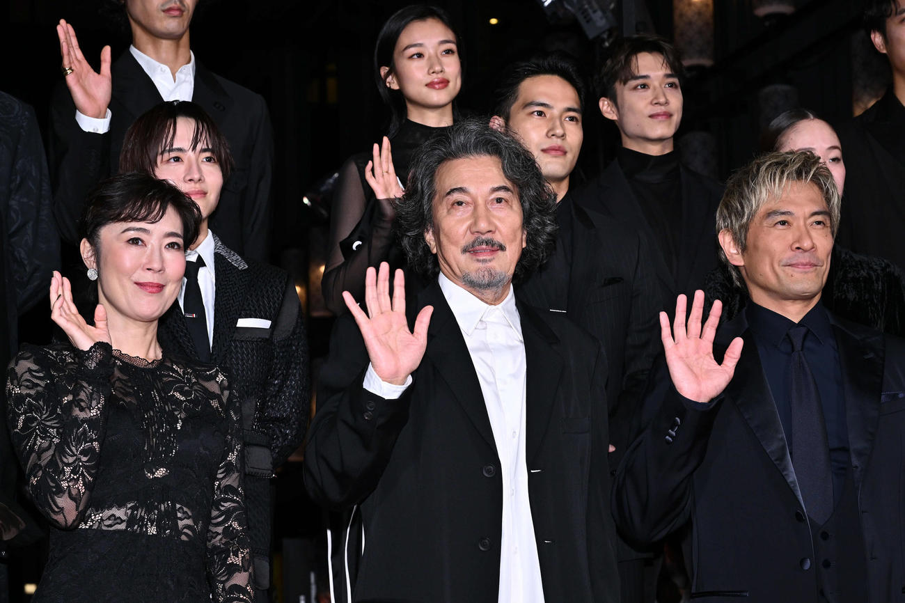 映画「八犬伝」ジャパンプレミアで手を振る役所広司（前列中央）ら（撮影・滝沢徹郎）