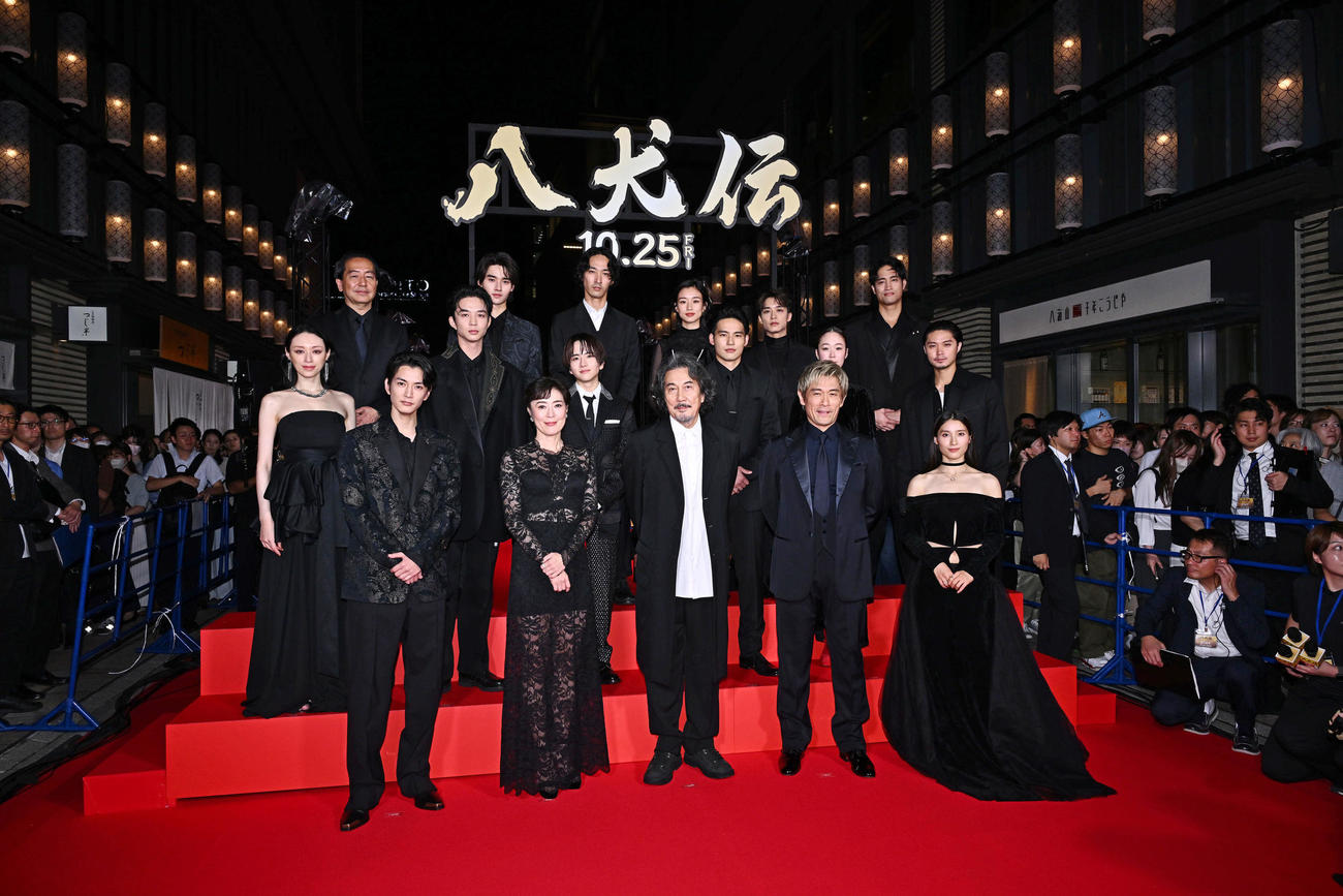 映画「八犬伝」ジャパンプレミアで記念撮影する、前列左から渡邊圭祐、寺島しのぶ、役所広司、内野聖陽、土屋太鳳。中列左から栗山千明、鈴木仁、板垣李光人、水上恒司、黒木華、磯村勇斗。後列左から曽利文彦監督、藤岡真威人、上杉柊平、河合優実、松岡広大、佳久創（撮影・滝沢徹郎）