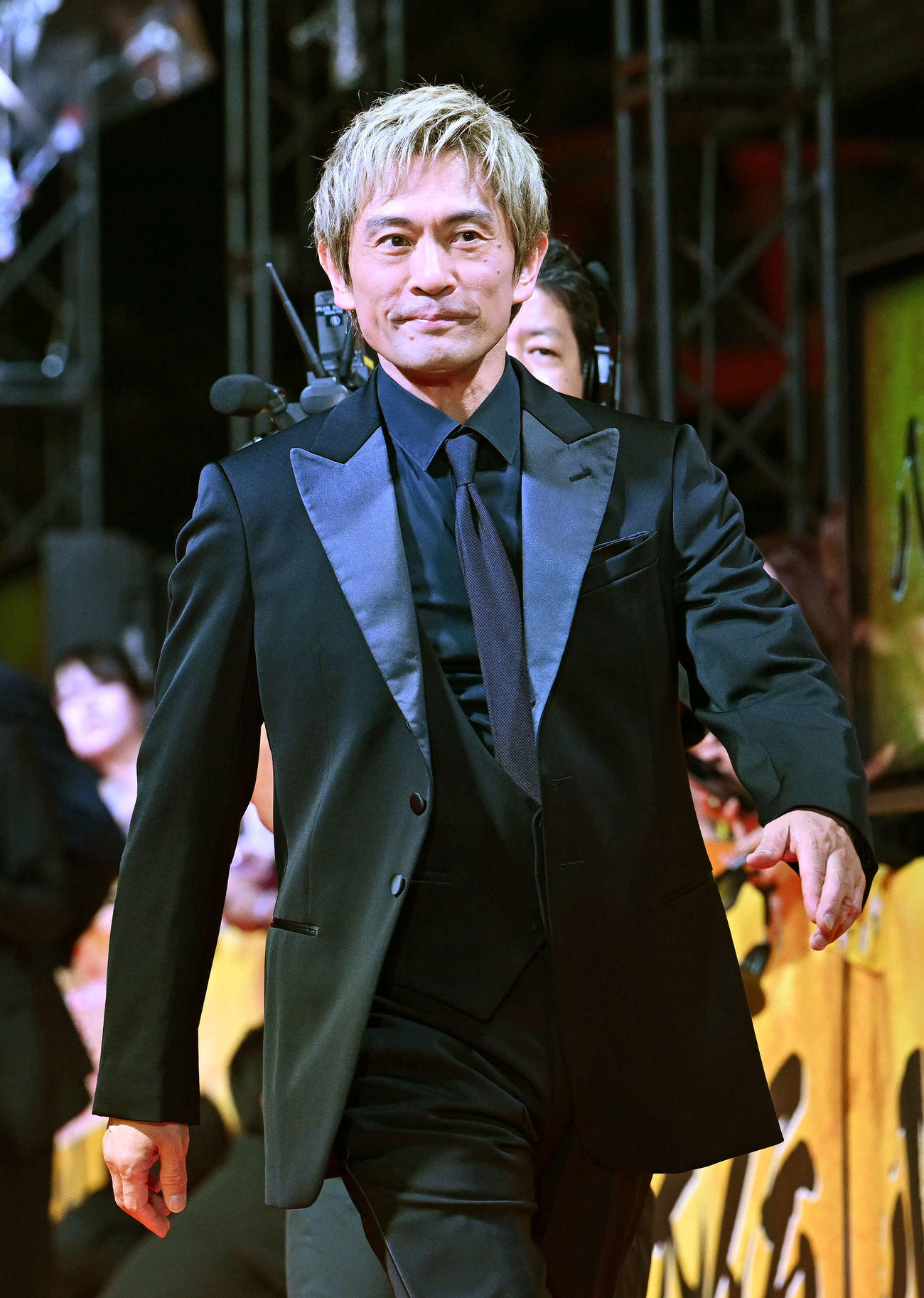 映画「八犬伝」ジャパンプレミアでレッドカーペットを歩く内野聖陽（撮影・滝沢徹郎）