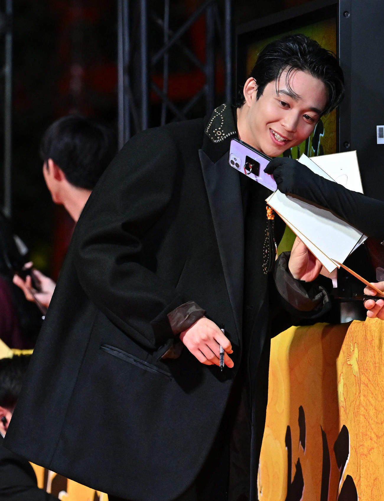 映画「八犬伝」ジャパンプレミアでファンと記念撮影する鈴木仁（撮影・滝沢徹郎）