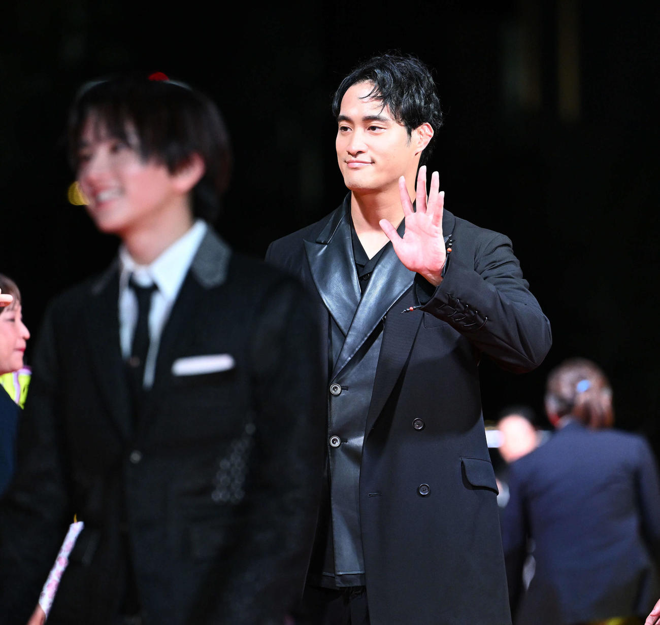 映画「八犬伝」ジャパンプレミアでレッドカーペットを歩く佳久創（撮影・滝沢徹郎）