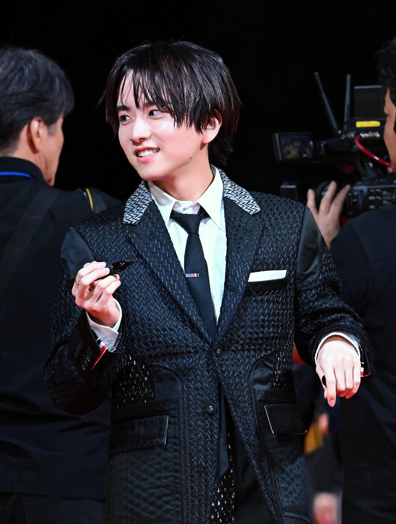 映画「八犬伝」ジャパンプレミアでレッドカーペットを歩く板垣李光人（撮影・滝沢徹郎）