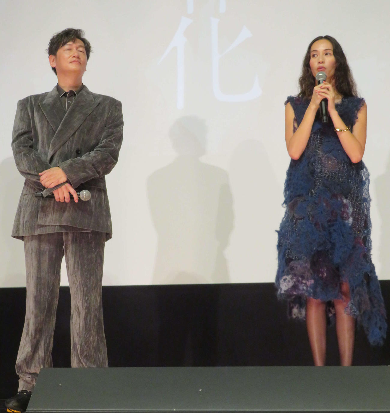 映画「徒花－ADABANA－」完成披露舞台あいさつに登壇した井浦新と水原希子（撮影・村上幸将）