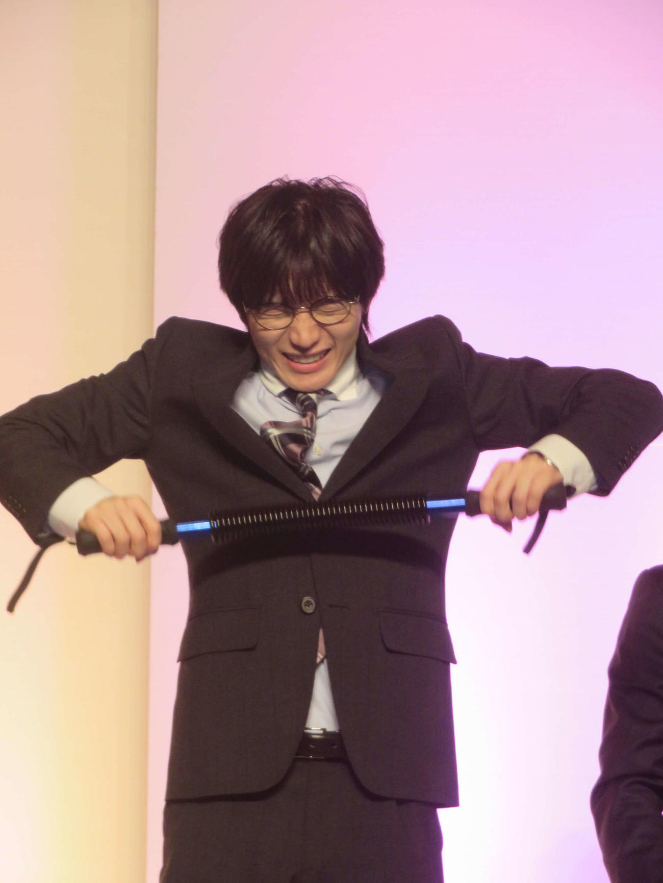 アームバーに挑むも曲げられず顔をゆがめる七五三掛龍也