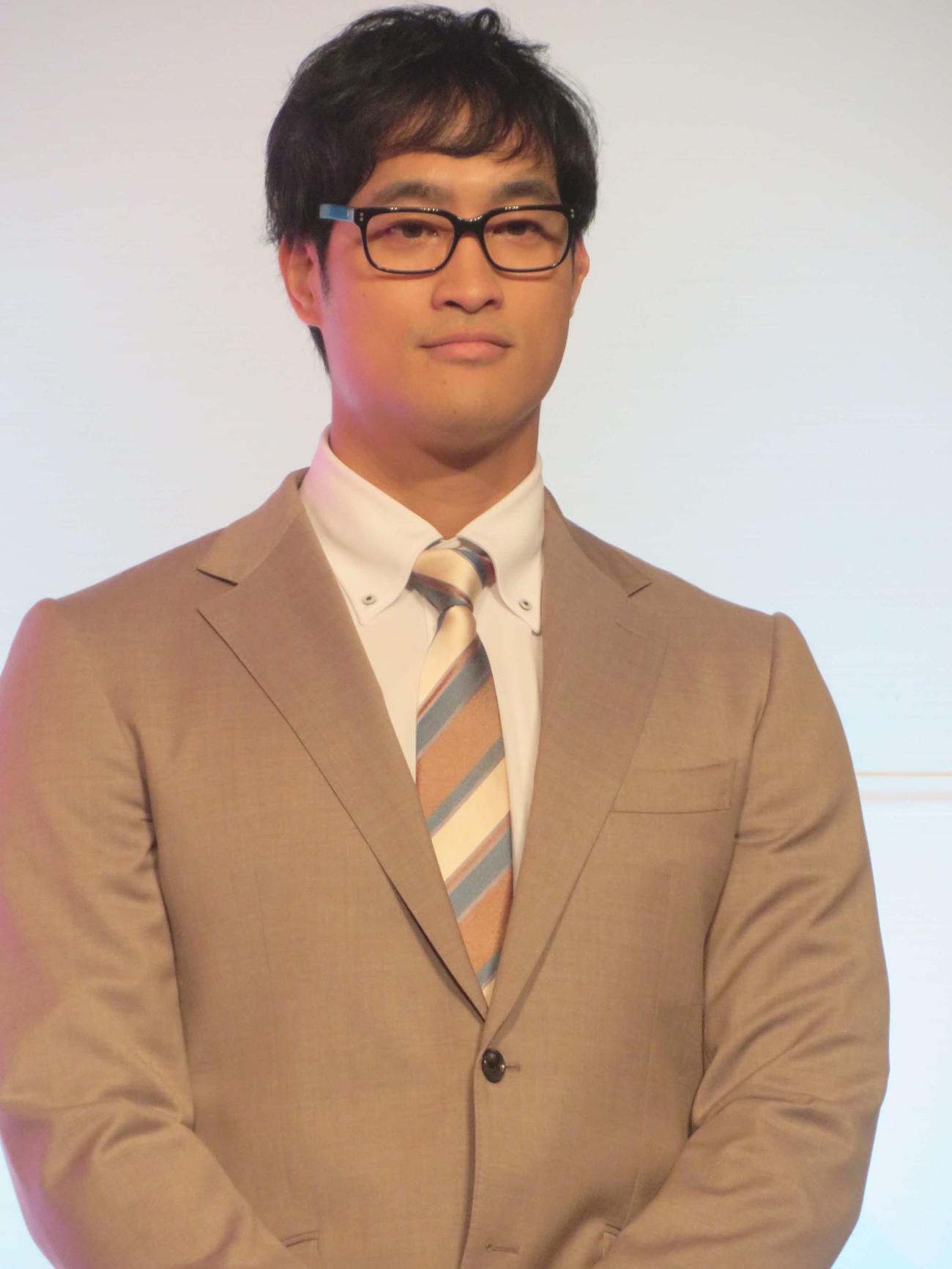 大島蛍役を演じる佳久創