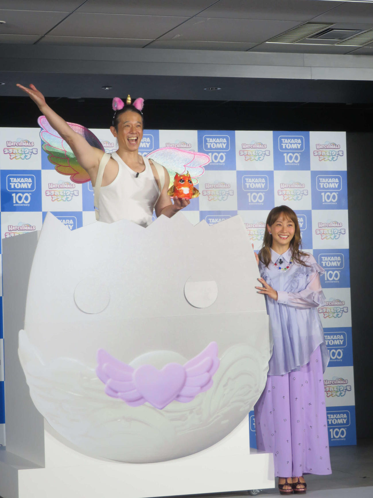 自らが卵から生まれる演出で登場した庄司智春（左）と藤本美貴