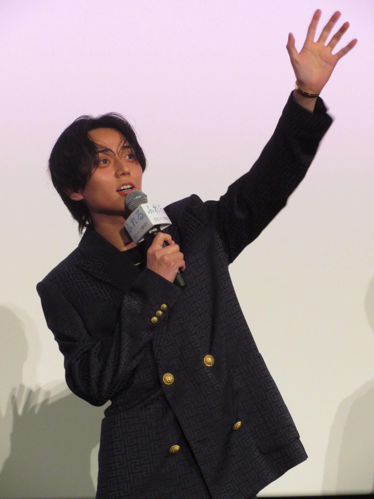 映画「ふれる。」の初日舞台あいさつに登壇した永瀬廉
