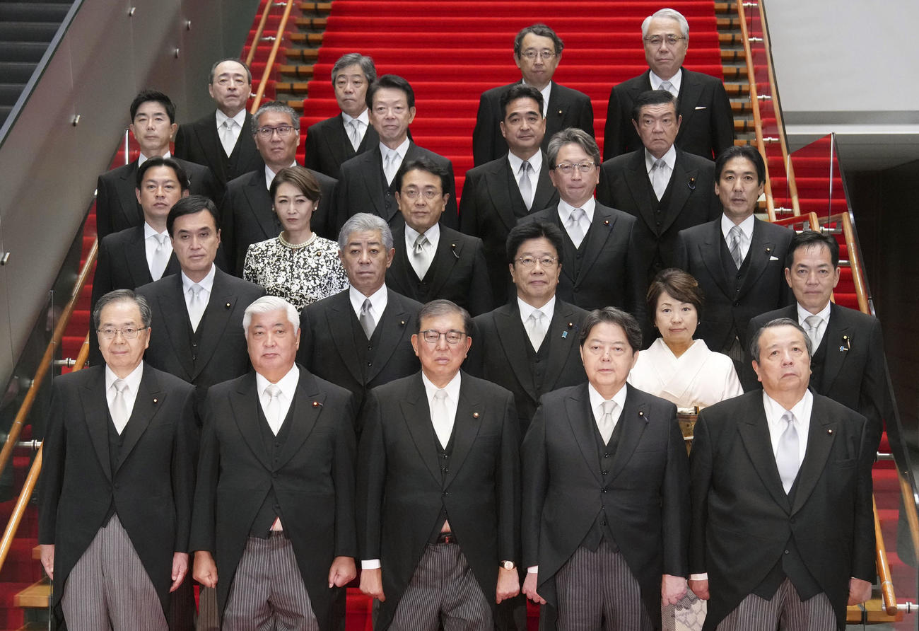 初閣議を終え、記念写真に納まる石破茂首相（前列中央）と閣僚ら＝1日午後10時29分、首相官邸（共同）