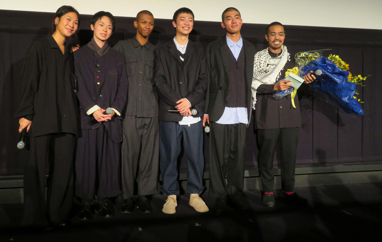 映画「HAPPYEND」公開記念舞台あいさつに登壇した、左からシナ・ペン、林裕太、ARAZI、栗原颯人、日高由起刀と花束を贈られた空音央監督（撮影・村上幸将）