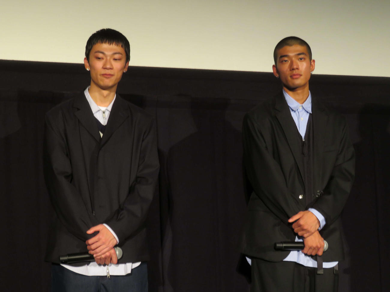 映画「HAPPYEND」公開記念舞台あいさつに登壇した栗原颯人（左）と日高由起刀（撮影・村上幸将）