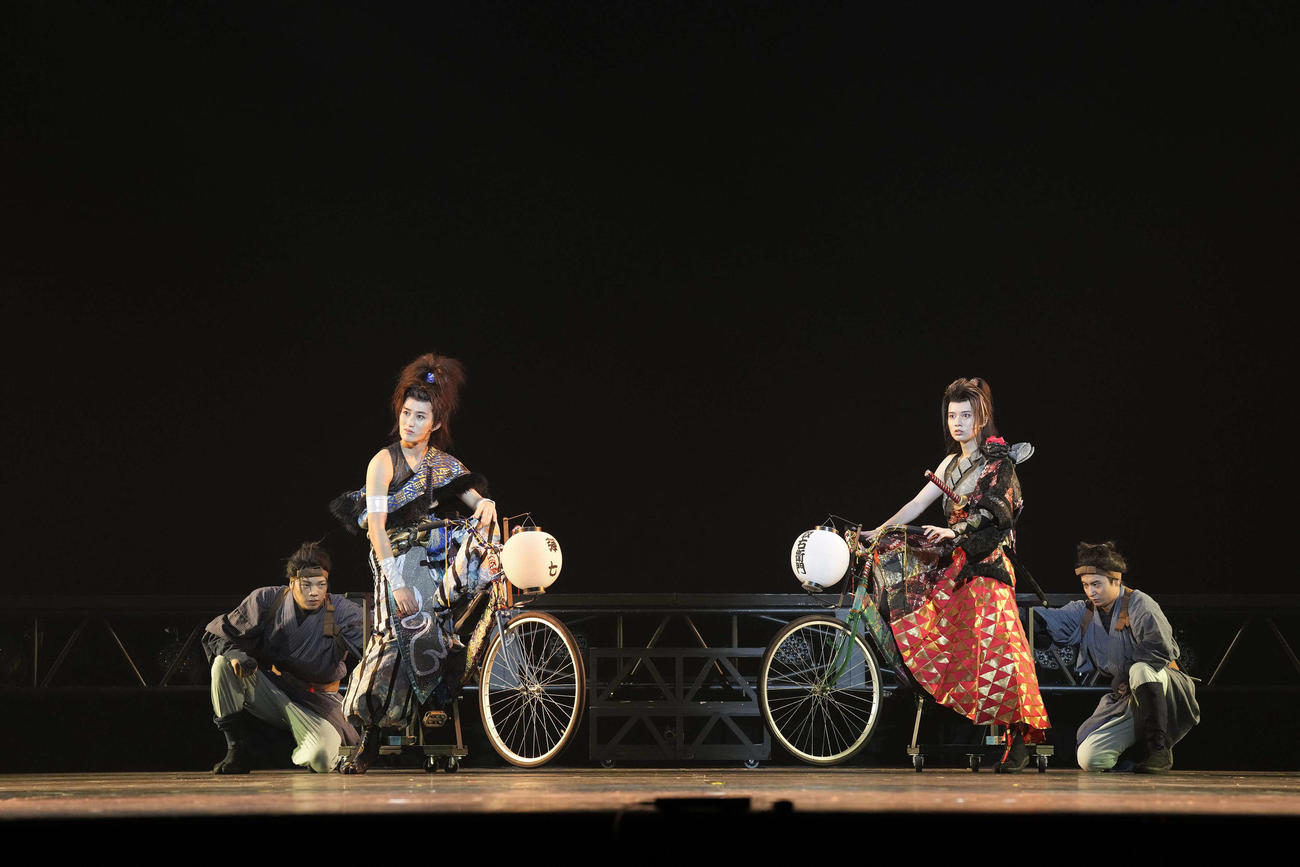 舞台「劇走江戸鴉～チャリンコ傾奇組～」の初日を迎えたHiHi Jetsの橋本涼（左）と井上瑞稀（右）