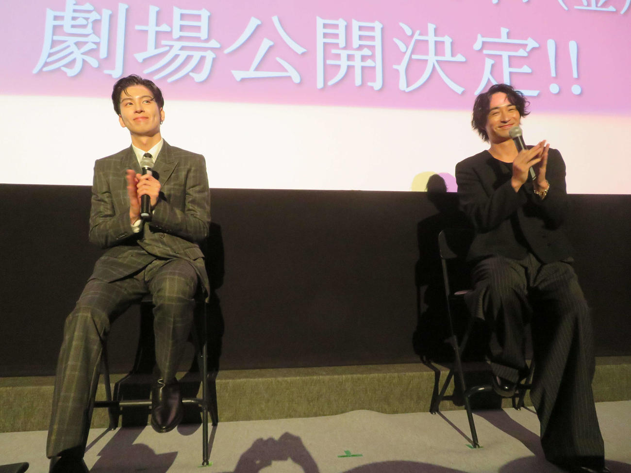 MBSドラマ「恋をするなら二度目が上等」ブルーレイ＆DVDボックス購入者イベントに登壇し「恋をするなら二度目が上等～special edition～」劇場上映決定を喜ぶTHE RAMPAGE長谷川慎（左）と古屋呂敏（撮影・村上幸将）
