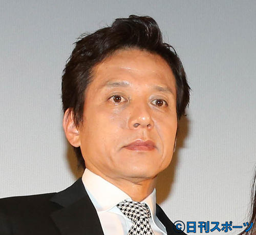勝村政信、亡きサッカー仲間の名俳優写真とともにサッカー観戦の旅へ