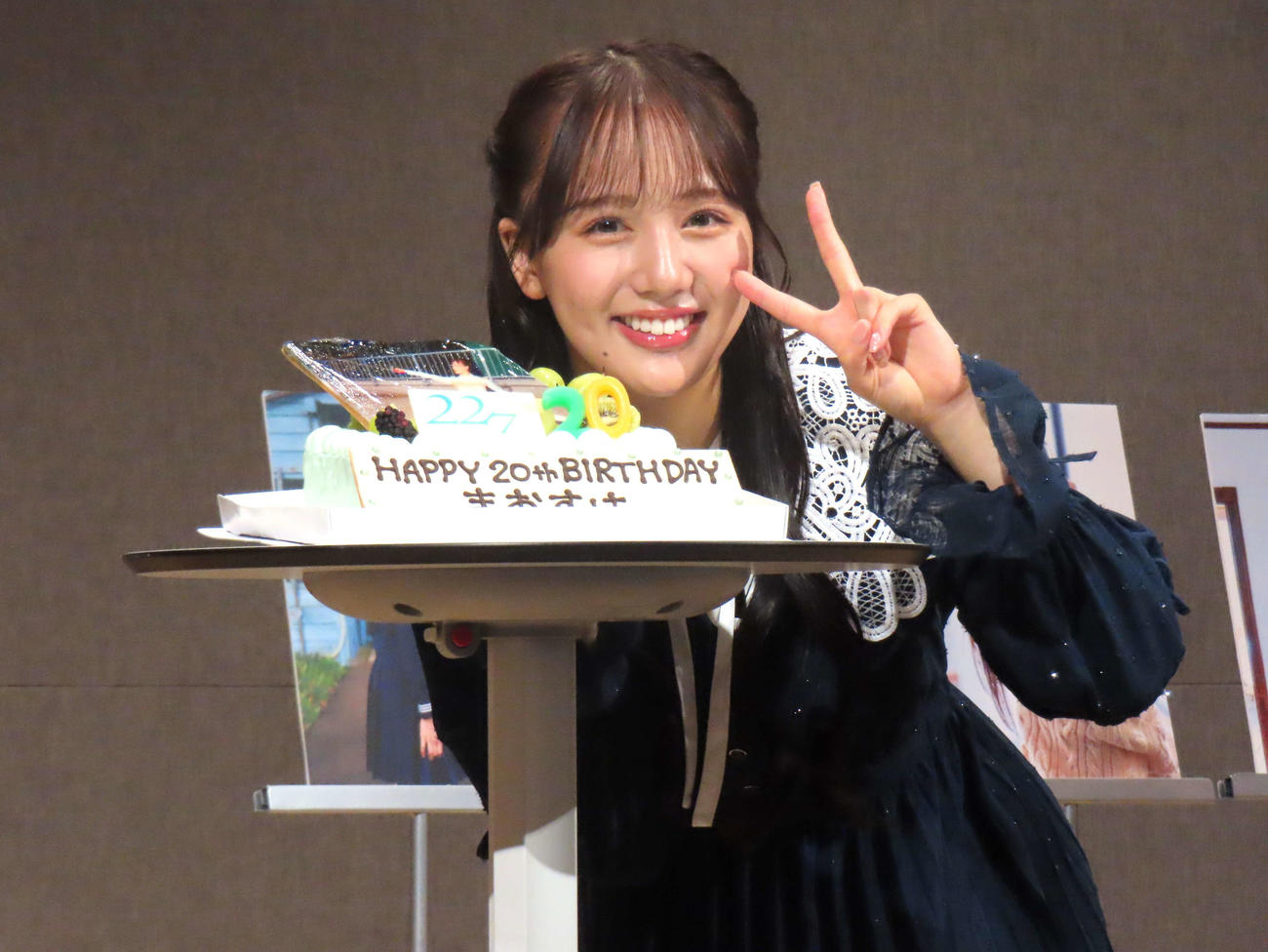 ファースト写真集「光の鏡」発売記念会見で誕生日を祝われる22／7麻丘真央
