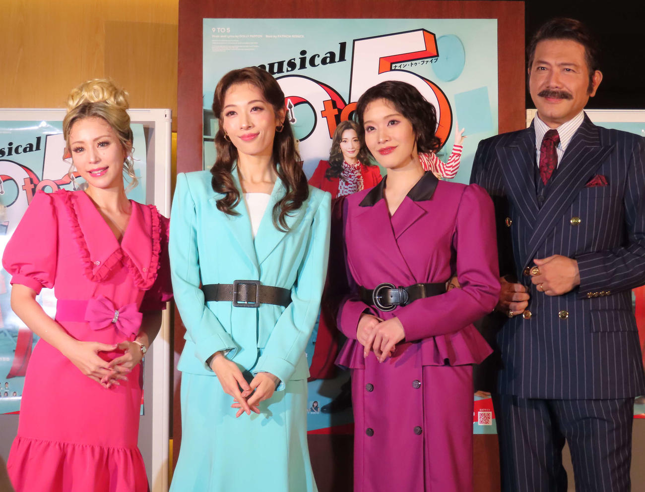 ミュージカル「9 to 5」初日前会見を行った、左から平野綾、明日海りお、和希そら、別所哲也