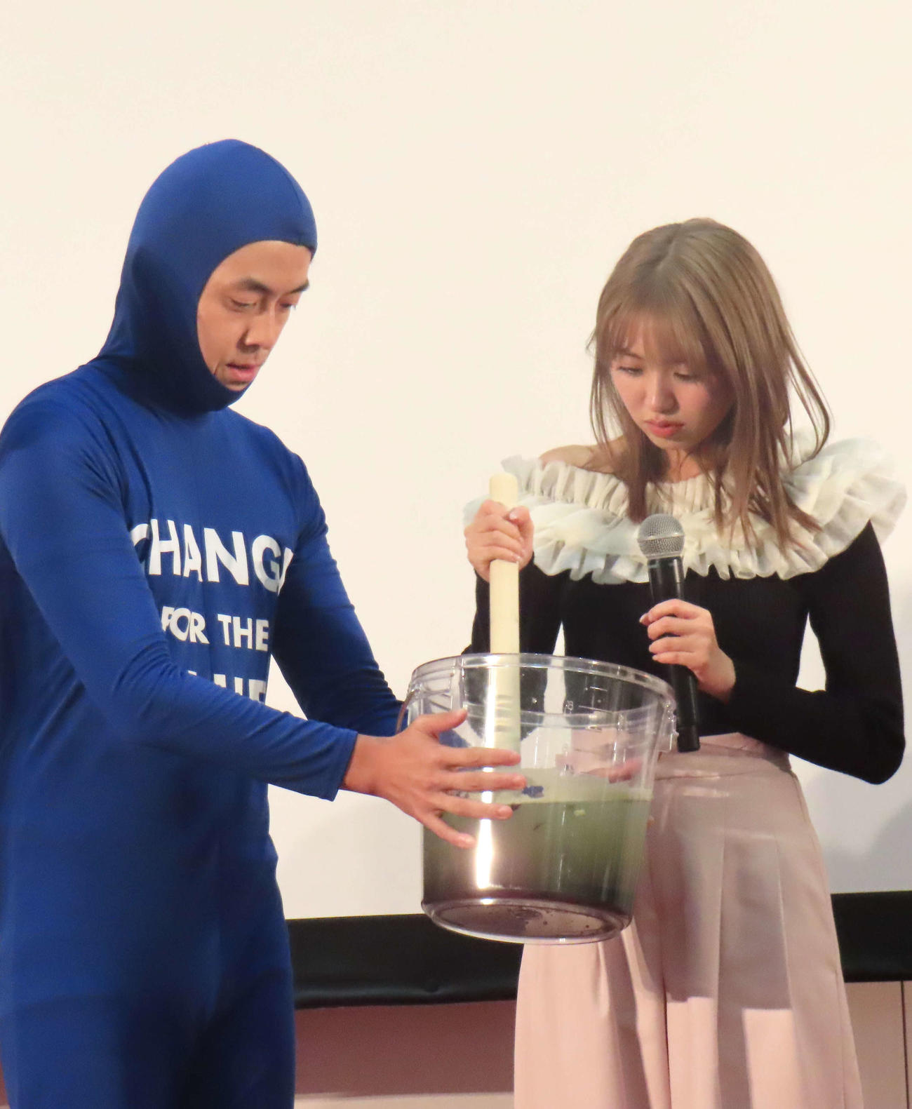 「海と日本プロジェクト×サザエさん特別イベント～豊かな海を次世代に～」で海ゴミについて学ぶ香音（右）