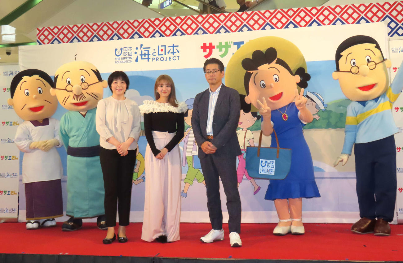 「海と日本プロジェクト×サザエさん特別イベント～豊かな海を次世代に～」に登壇した香音（中央）