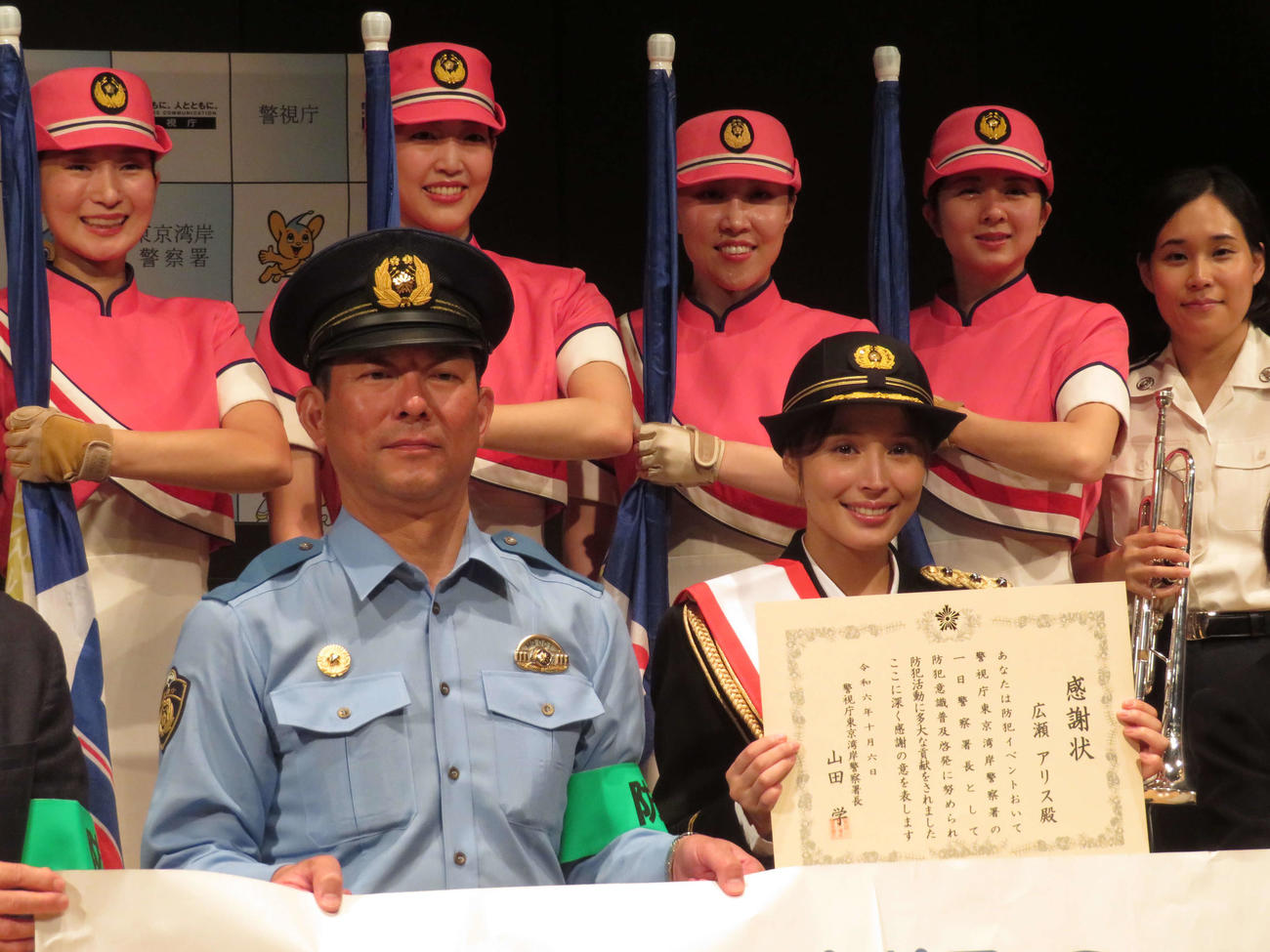 東京湾岸警察署の1日警察署長を務めた広瀬アリスと山田署長、後方はMECの隊員