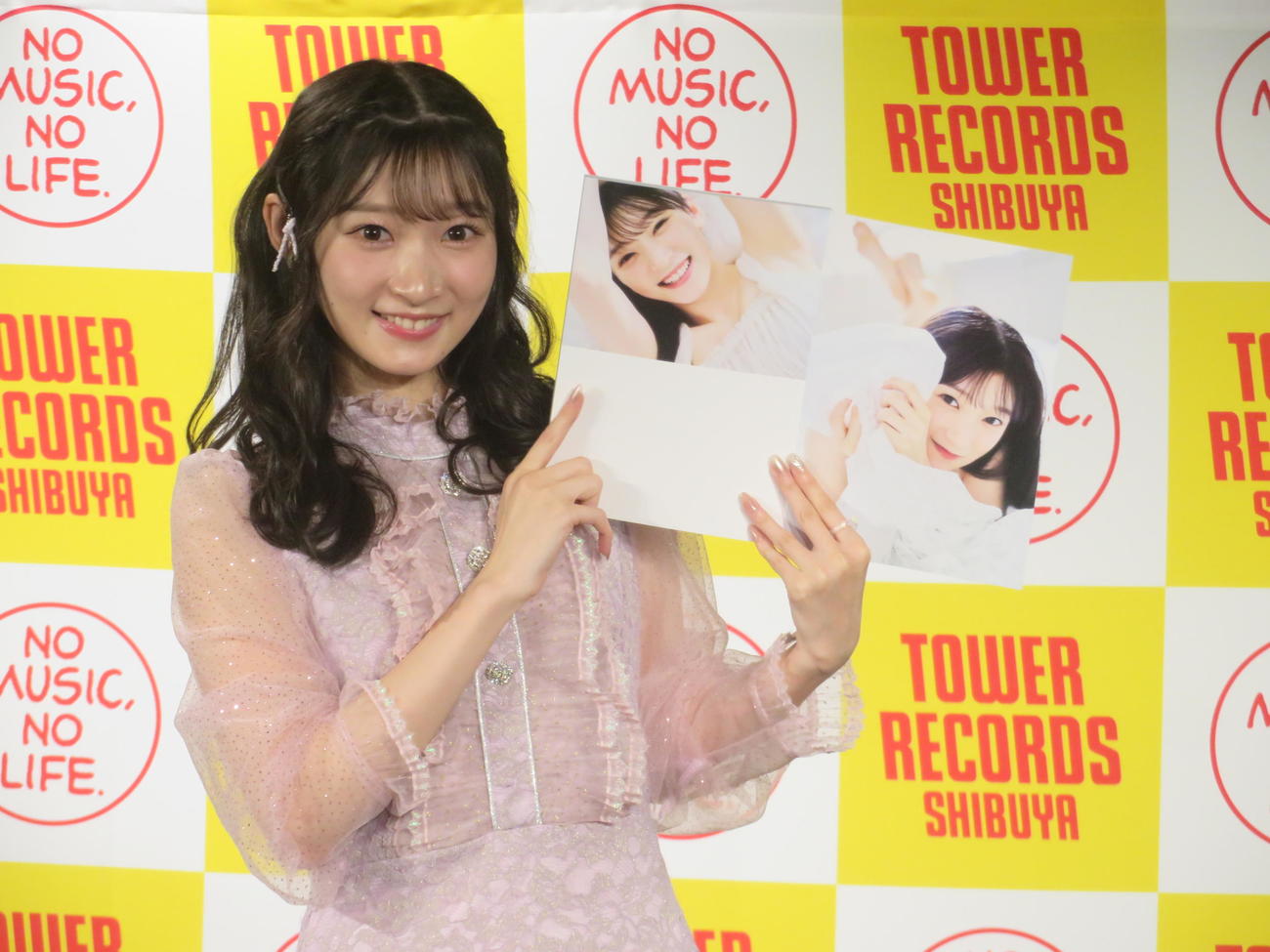 お気に入り写真を披露する宮本佳林