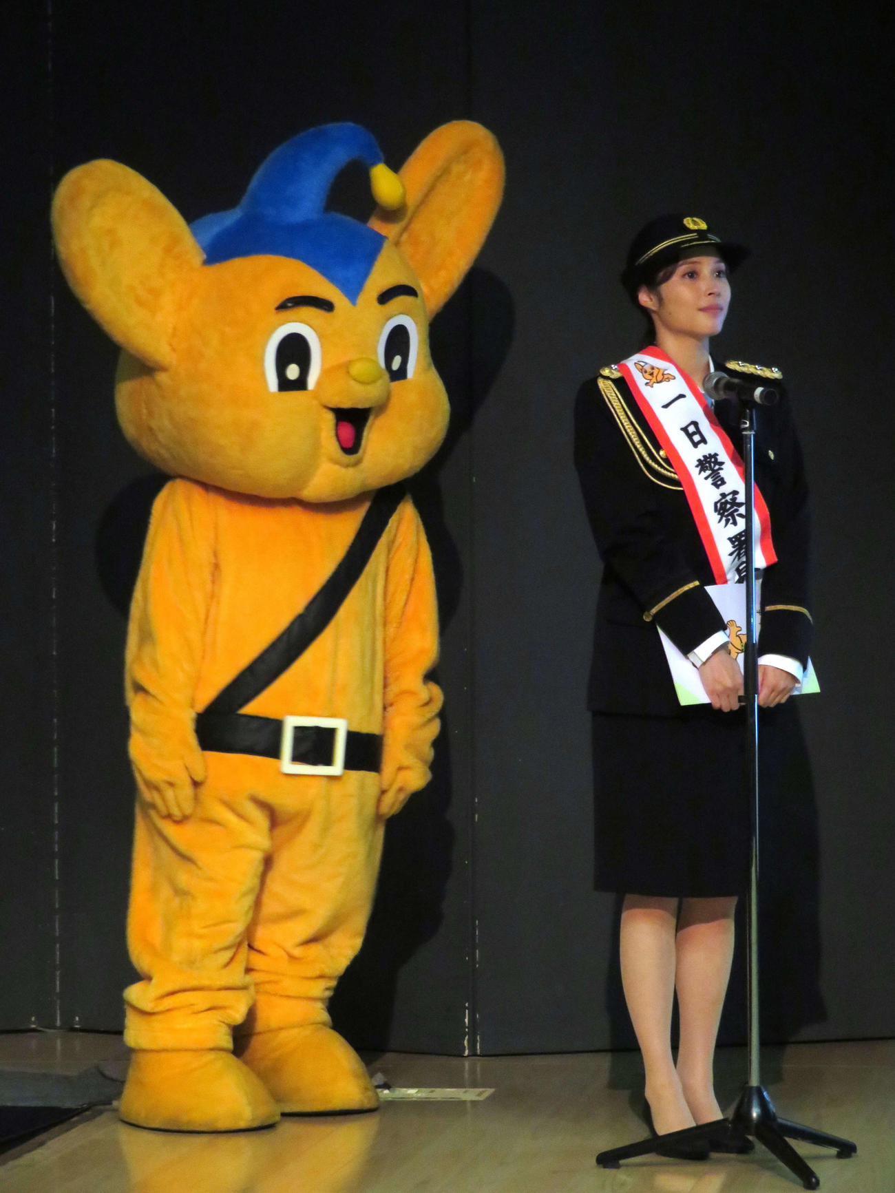 東京湾岸警察署の1日警察署長を務めた広瀬アリスとピーポくん