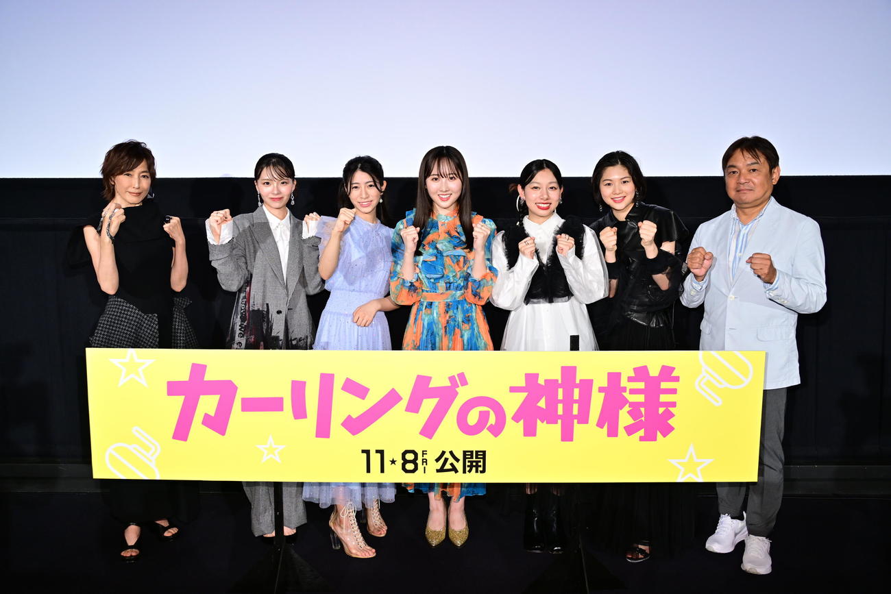 映画「カーリングの神様」の完成披露上映会に出席した本田望結（左から4人目）