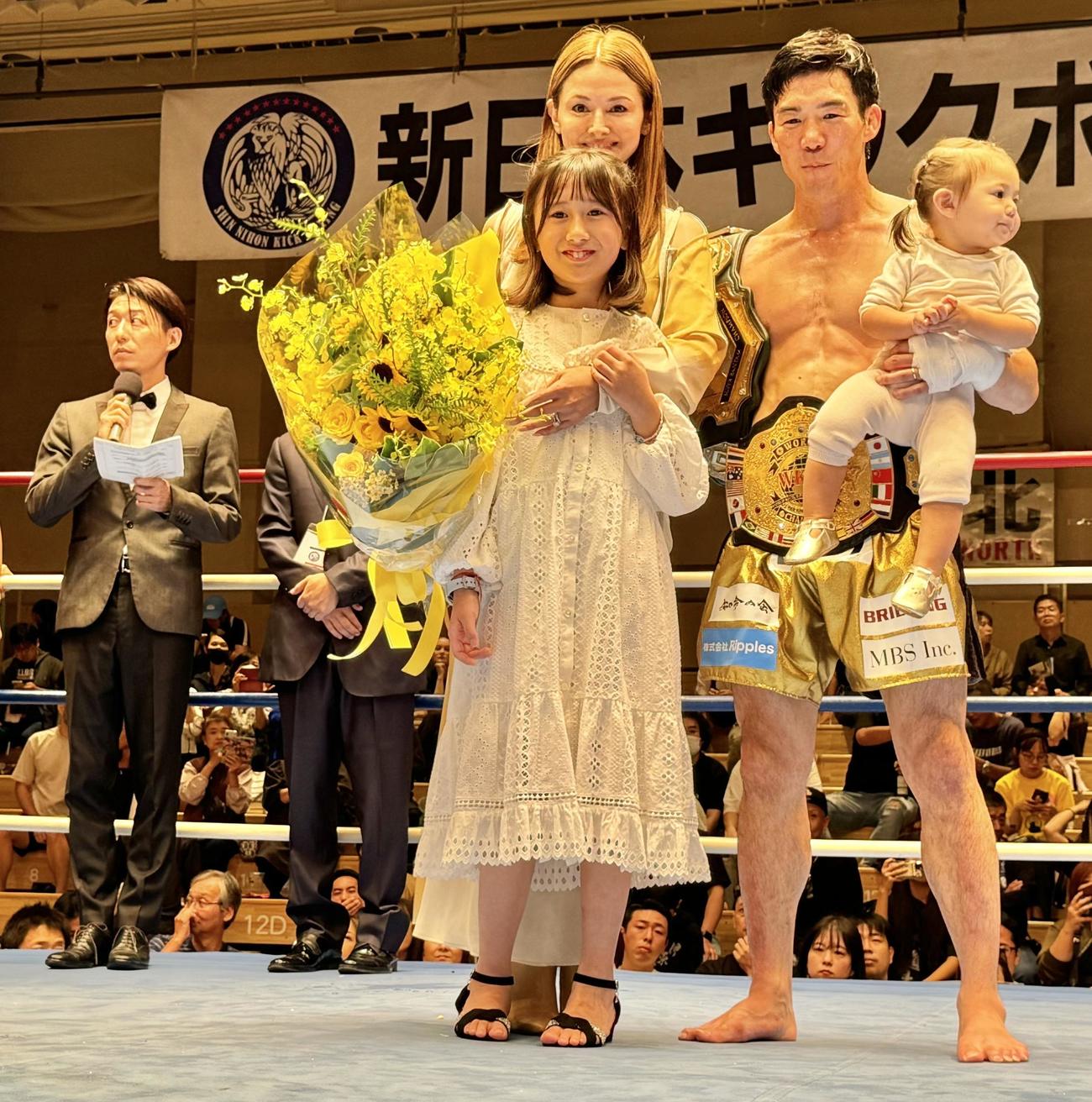 妻の女優橋本麗香（左）と2人の娘と共に記念撮影する江幡塁