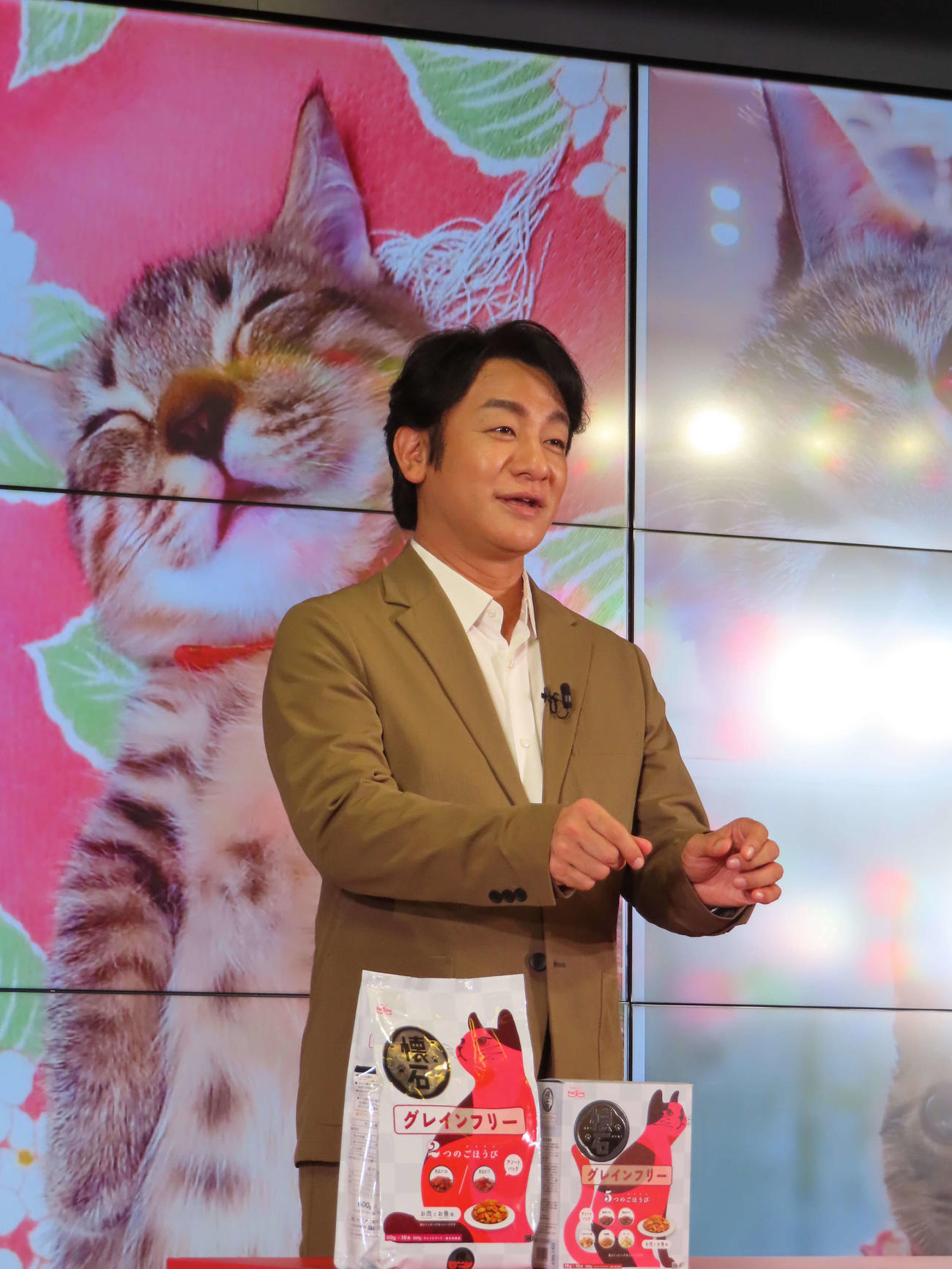 ペットライン「懐石」新プロジェクト発表会で、愛猫の写真を前に語る片岡愛之助
