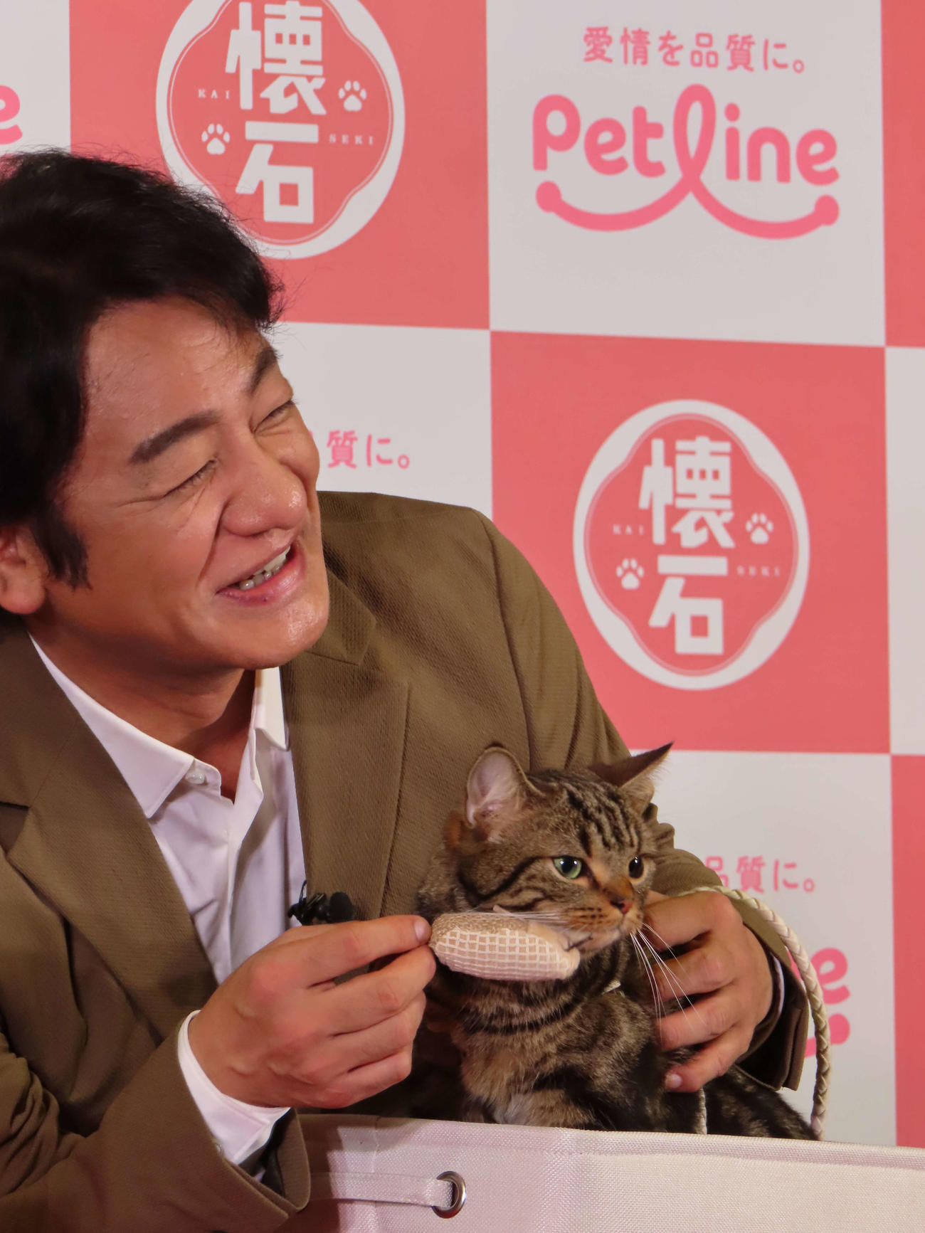 ペットライン「懐石」新プロジェクト発表会に登場した猫とじゃれ合う片岡愛之助