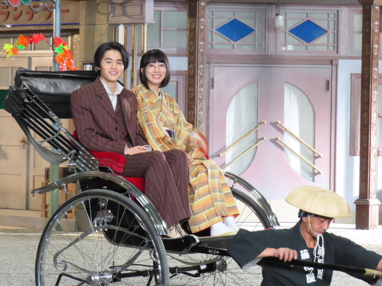 人力車に乗って登場した（左から）鈴鹿央士、松本穂香