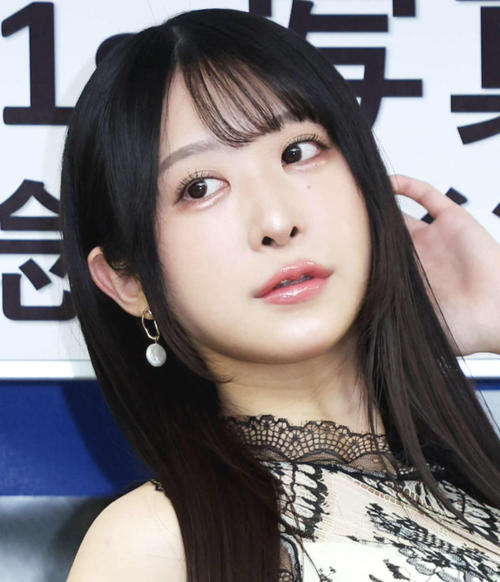 「令和の愛人」真島なおみ、美谷間あらわなセクシー刑事姿を公開「目、合わせられないよ」