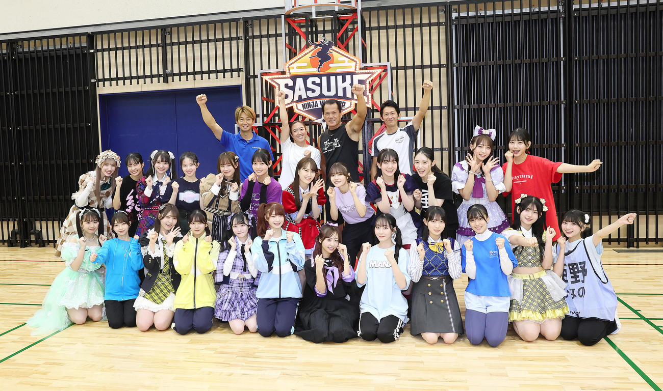 「SASUKEアイドル予選会」を前に、レジェンドメンバーと記念撮影に臨む出場メンバーら（撮影・足立雅史）