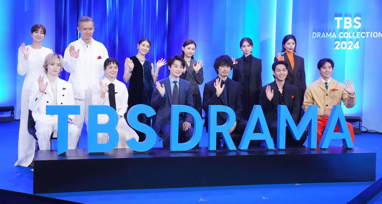 記念撮影する豪華出演者たち。前列左から玉森裕太、奈緒、神木隆之介、斎藤工、柳楽優弥、坂東龍汰、後列左から岡崎紗絵、渡部篤郎、土屋太鳳、杉咲花、齋藤飛鳥、桜井ユキ（撮影・小沢裕）