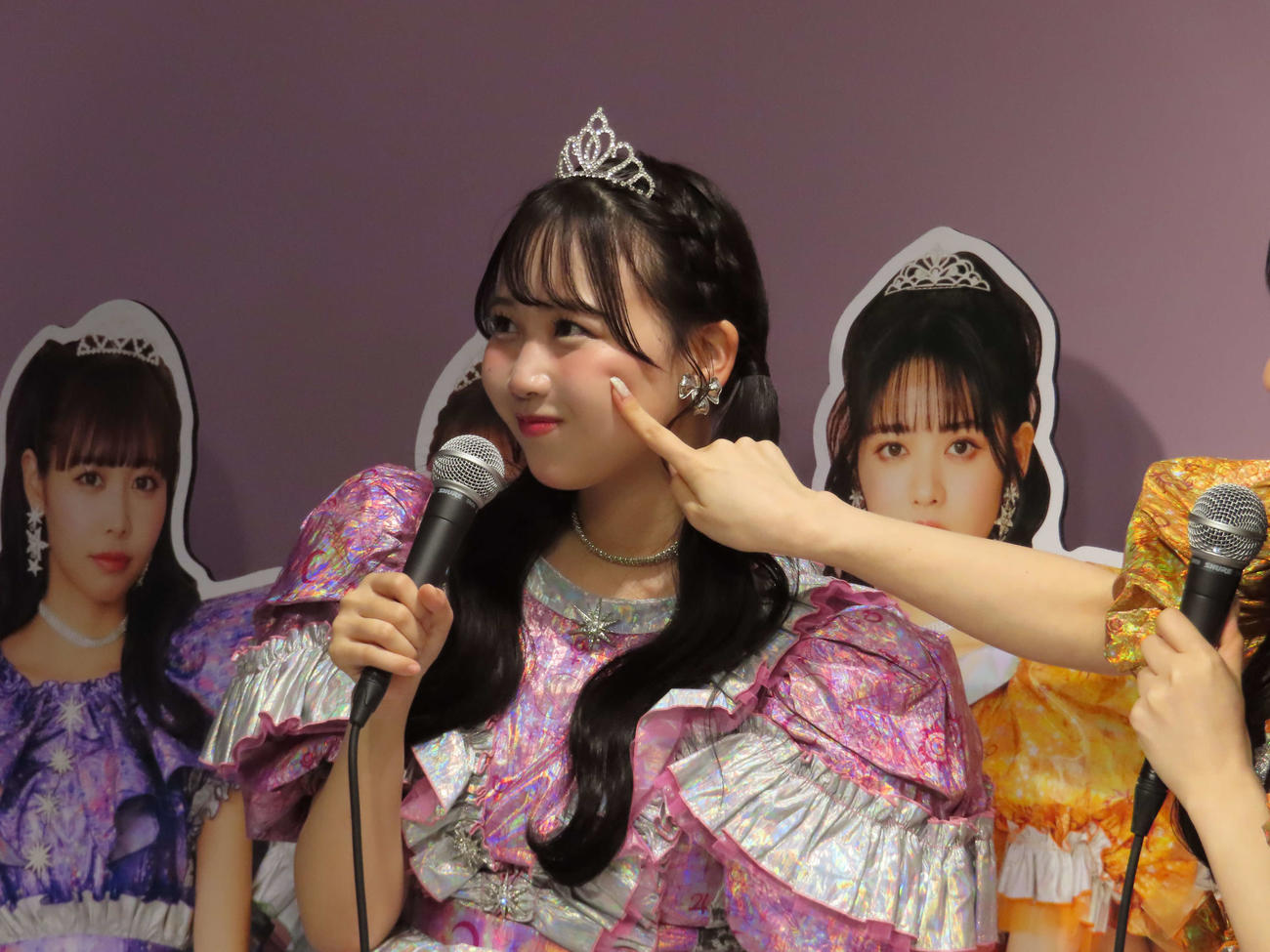 「PontaパスStation　一日店長イベント」に登場し、チャームポイントのほおをアピールする松本かれん