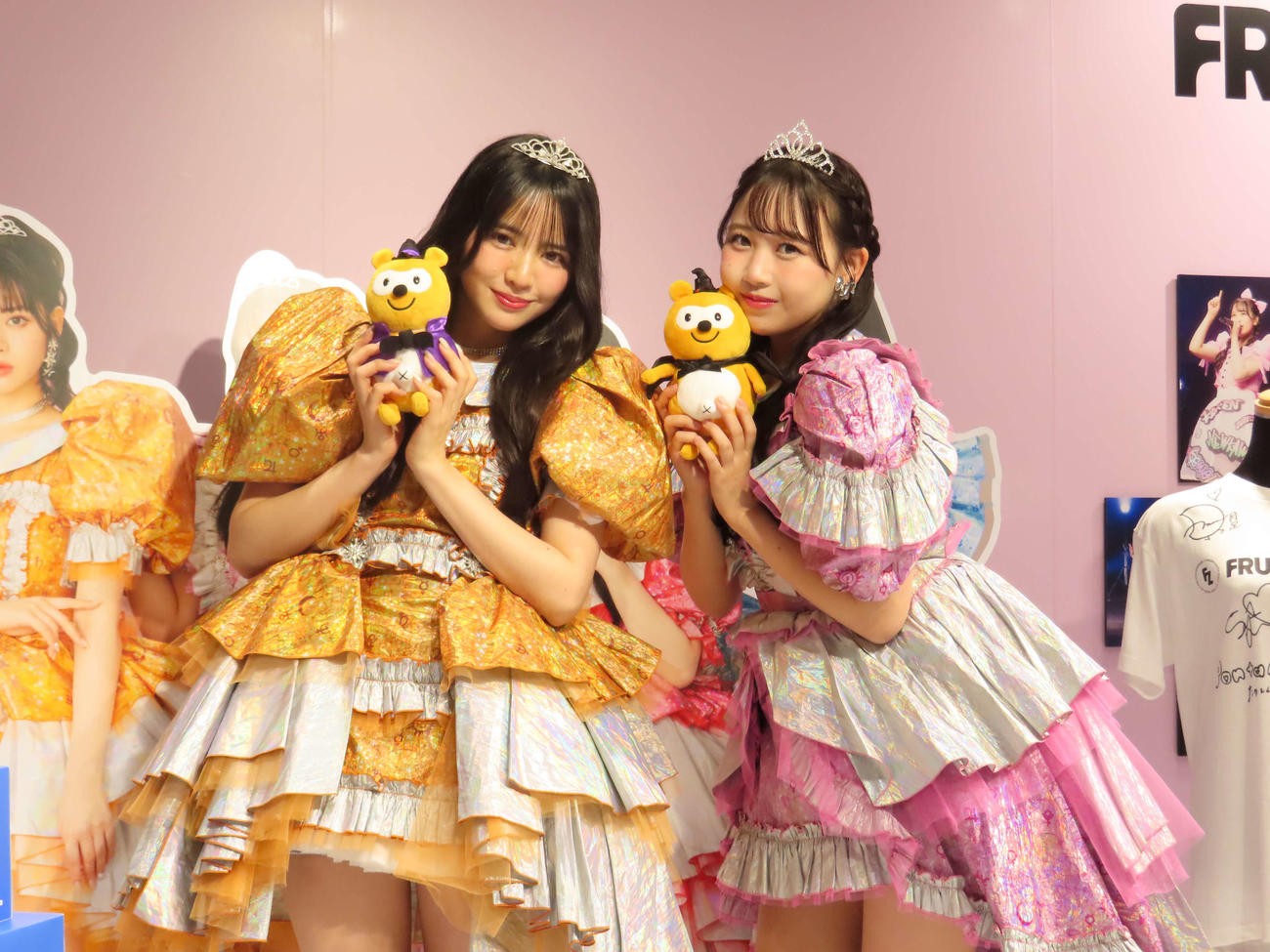 「PontaパスStation　一日店長イベント」に登場し、ポンタを手に笑顔の鎮西寿々歌（左）と松本かれん