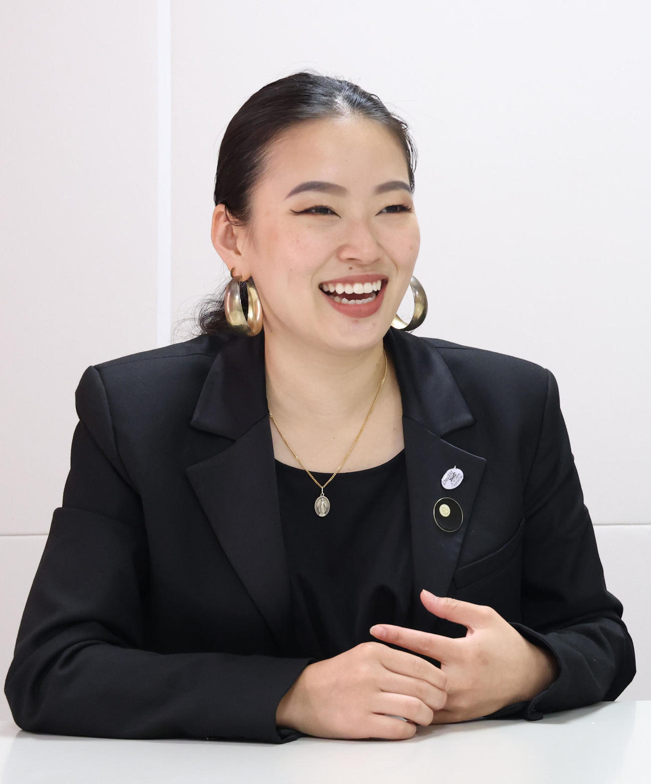 インタビューに答えるお笑い芸人「爛々」の萌々さん（撮影・藤尾明華）