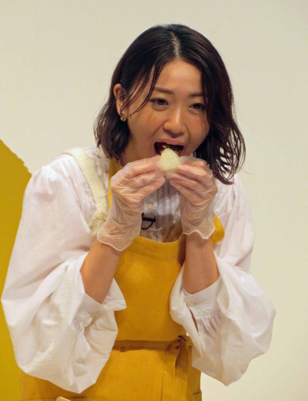 「いちひまれ」のおにぎりをほおばる大島優子