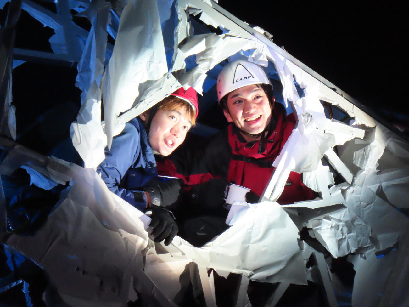 主演舞台「Touching the Void　タッチング・ザ・ヴォイド　～虚空に触れて～」の初日を迎えた正門良規（右）。左は田中亨