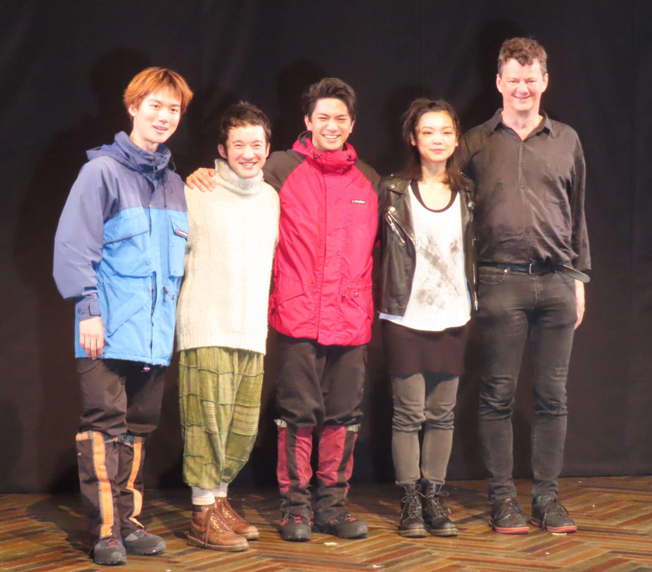 主演舞台「Touching the Void　タッチング・ザ・ヴォイド　～虚空に触れて～」の初日を迎えた正門良規（中央）。左から田中亨、浅利陽介、1人おいて古川琴音、トム・モリス氏