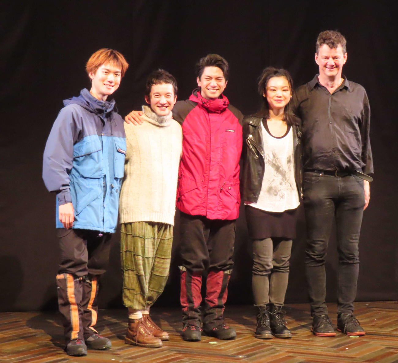主演舞台「Touching the Void　タッチング・ザ・ヴォイド　～虚空に触れて～」の初日を迎えた正門良規（中央）。左から田中亨、浅利陽介、1人おいて古川琴音、トム・モリス氏