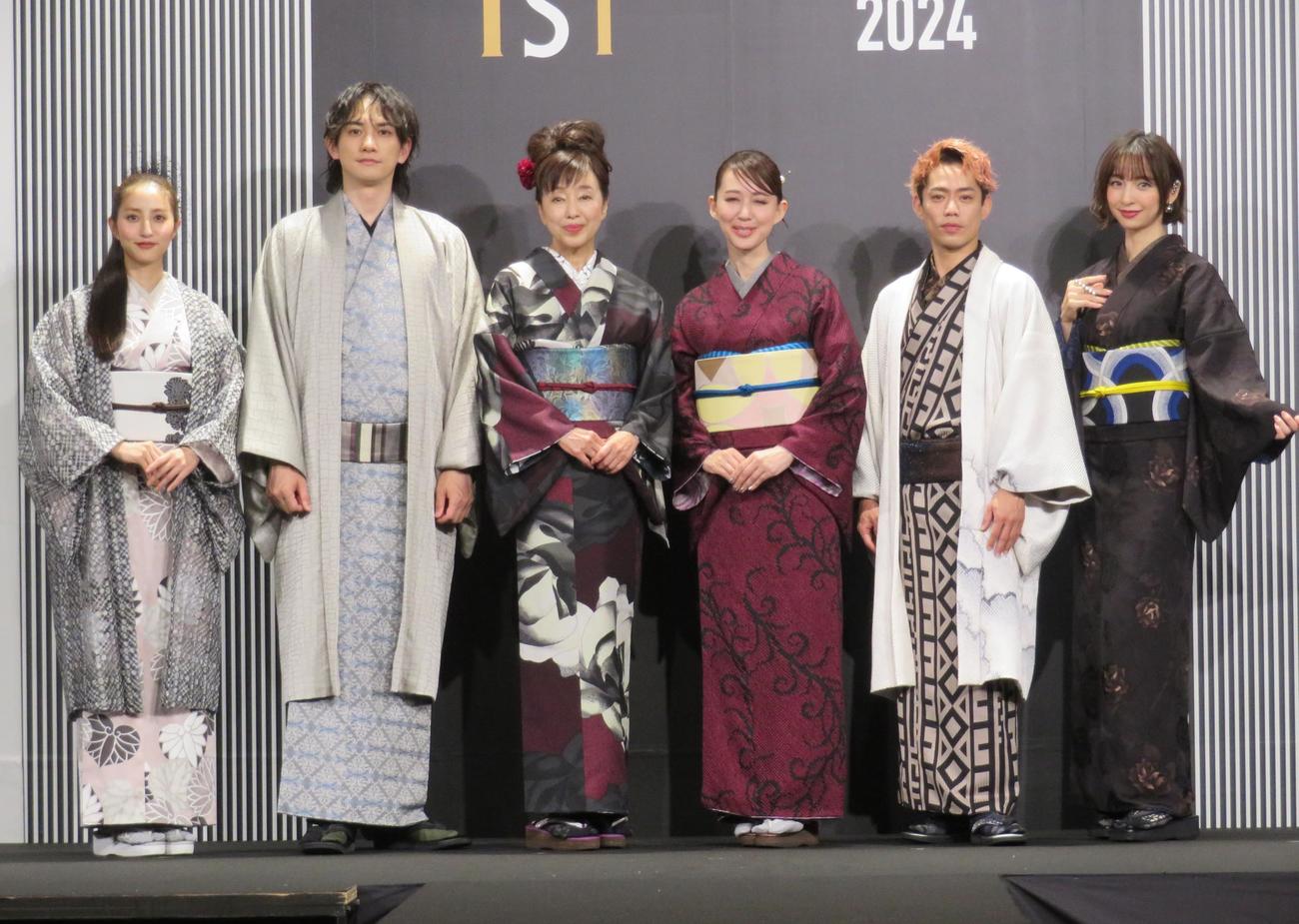 「KIMONOIST 2024」に選ばれた、左から堀田茜、町田啓太、かたせ梨乃、森口瑶子、高橋大輔さん、篠田麻里子
