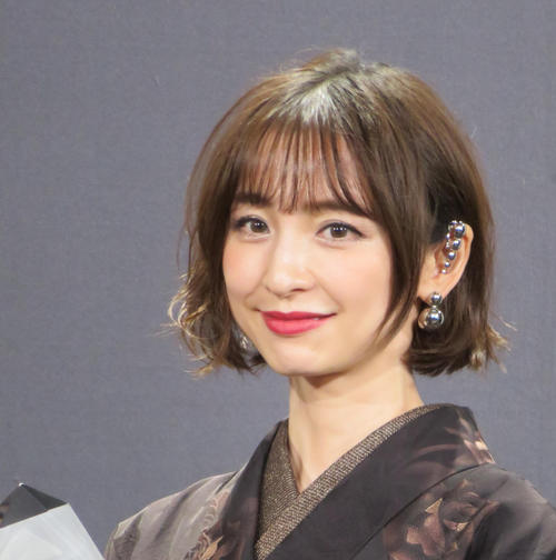 篠田麻里子「KIMONOIST」受賞に「心から光栄。雰囲気が大人っぽくてモダンですてき」
